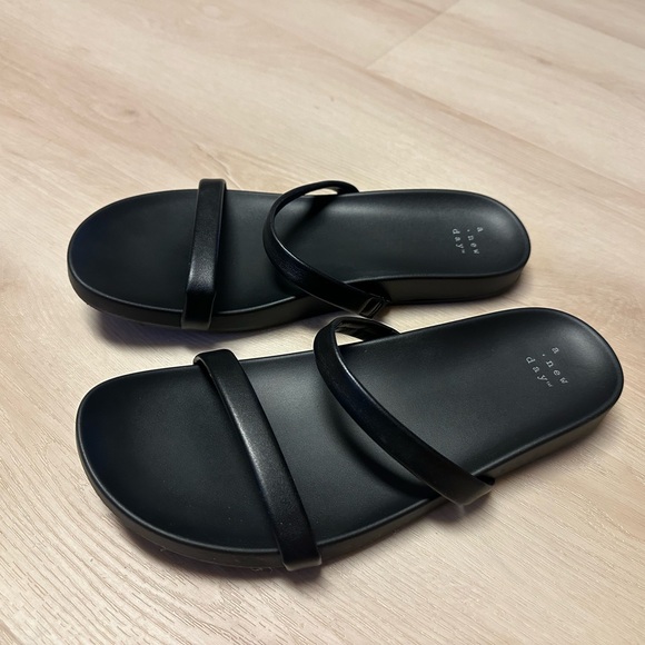 a new day Black Dual Strap Sandals - size 8 - Picture 2 of 3